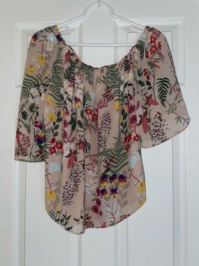 Pretty RW&CO. Beige Floral On or Off-Shoulder Blouse